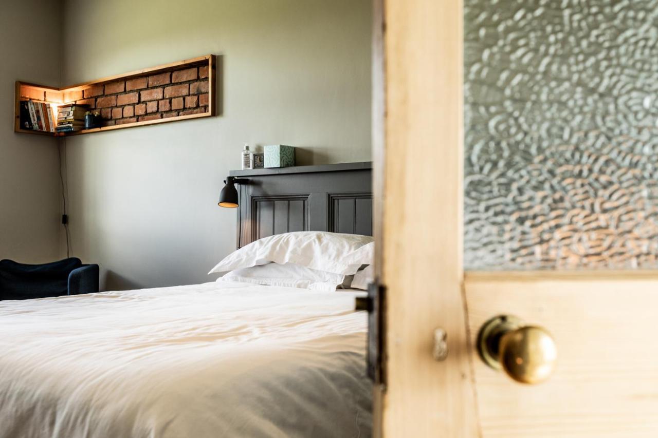 Bed and Breakfast The Old Vicarage Moylgrove Esterno foto