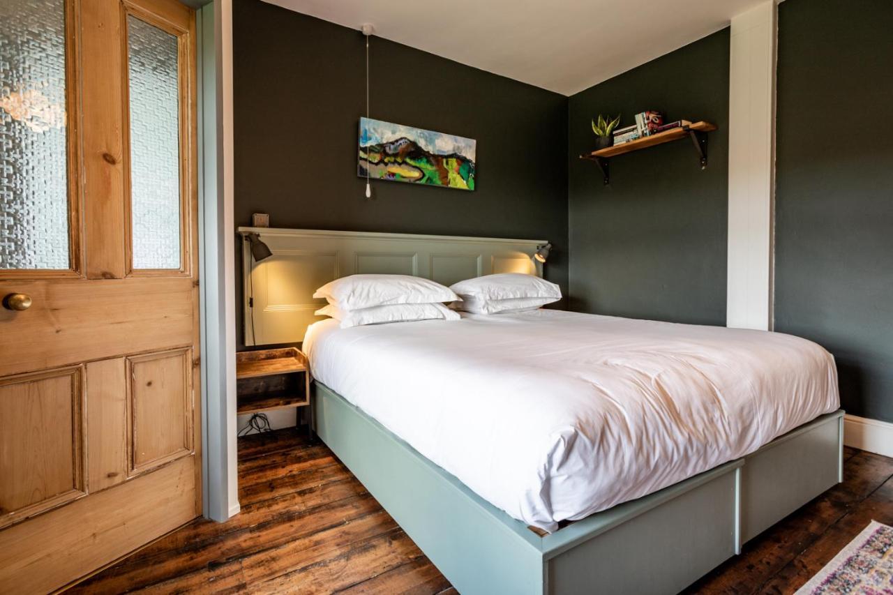 Bed and Breakfast The Old Vicarage Moylgrove Esterno foto