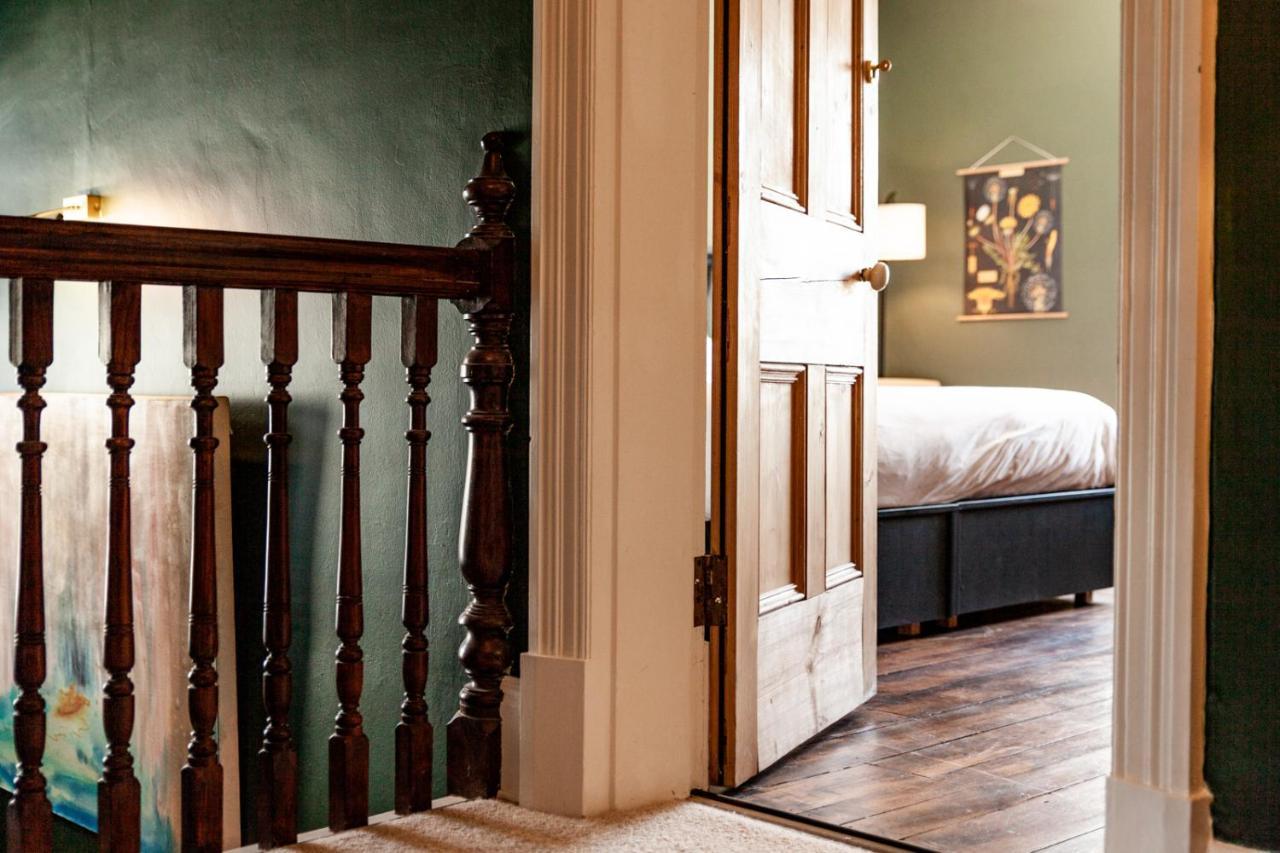 Bed and Breakfast The Old Vicarage Moylgrove Esterno foto
