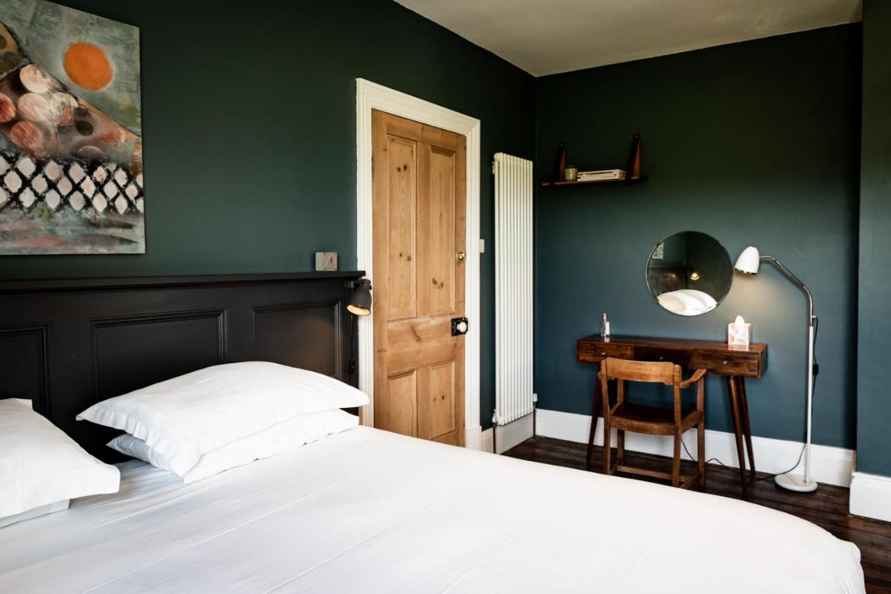 Bed and Breakfast The Old Vicarage Moylgrove Esterno foto